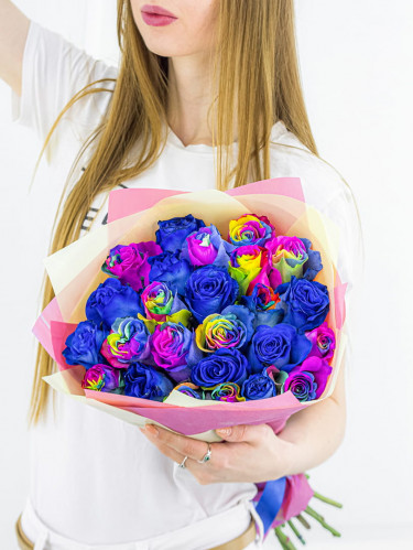 Синие и радужные розы микс