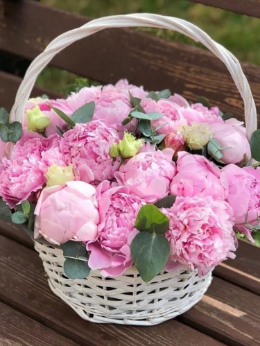 19 розовых пионов в корзине