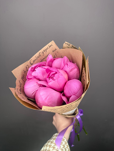 Букет из 7 малиновых пионов