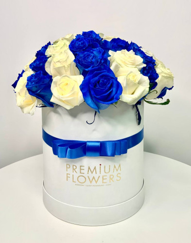 Микс синие и белые розы 51шт в коробке