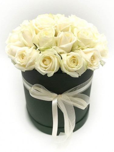 Белые розы 15 штук в шляпной коробке
