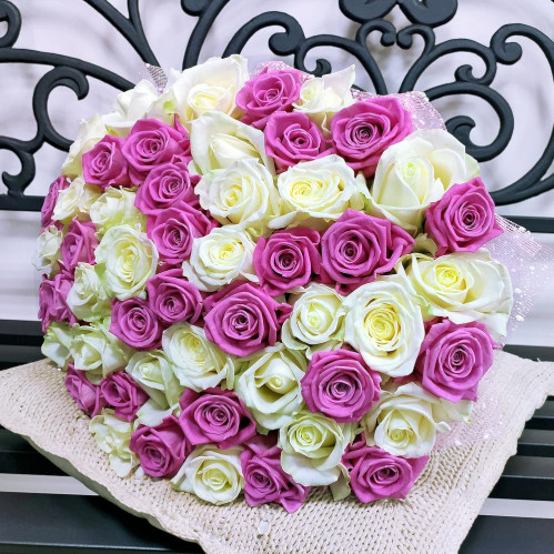 Розовые и белые розы микс - 51 шт.