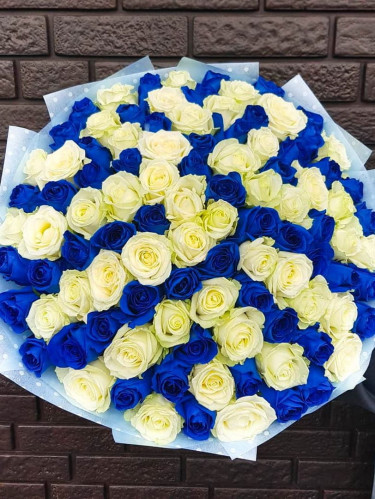 Букет из 101 синих и белых роз