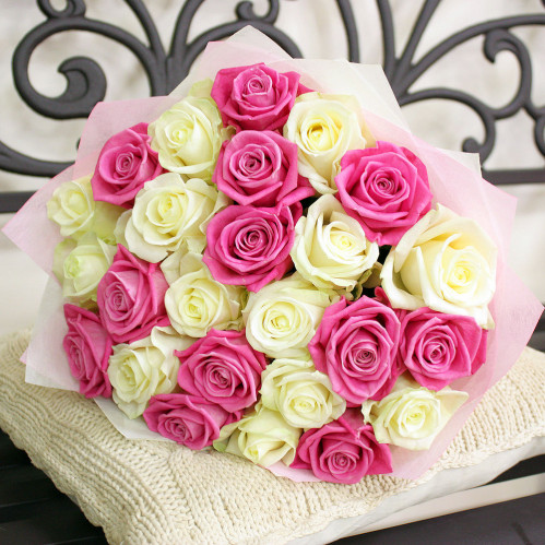 Букет из розовых и белых роз - 25 шт.