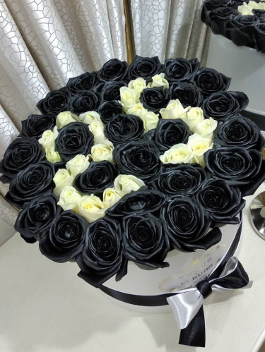 Черные розы с надписью в шляпной коробке