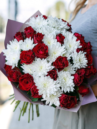 Хризантемы кустовые и розы красные микс