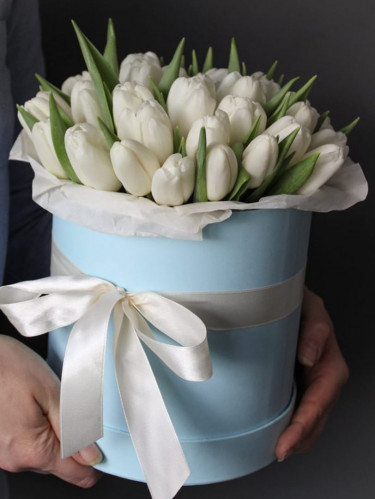 39 белых тюльпанов в шляпной коробке