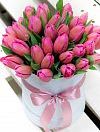 51 розовых тюльпанов в шляпной коробке фото 1